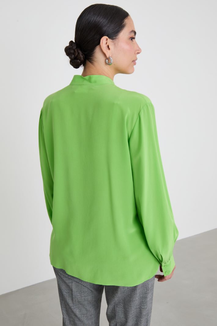 Camicia in crépe con foulard Intrend - 2