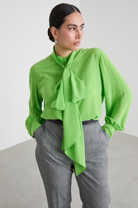 Camicia in crépe con foulard Intrend