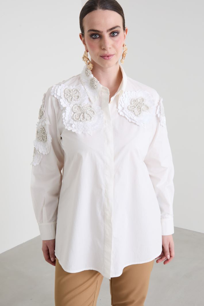 Camicia con ricami in tono Intrend