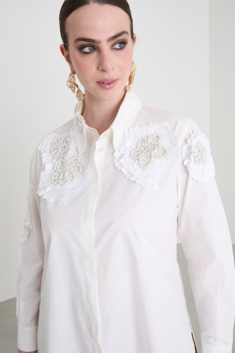 Camisa con bordado a juego