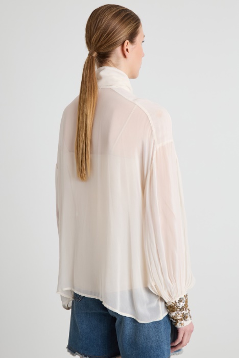 Blusa con puños bordados