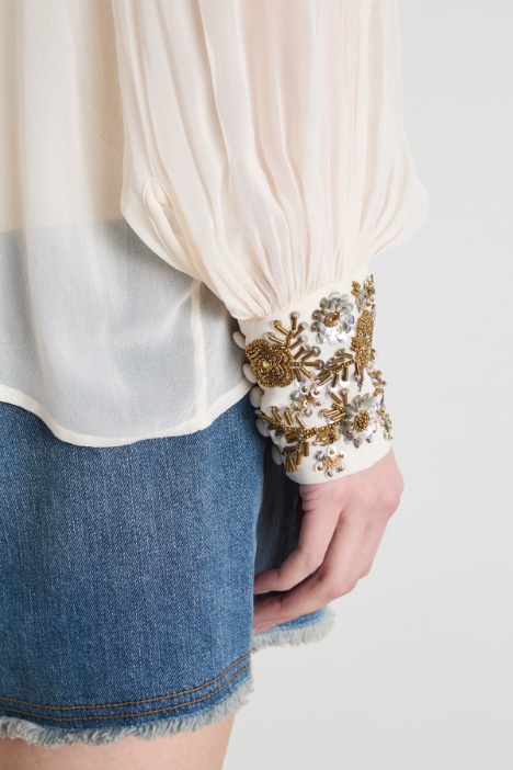 Blusa con puños bordados