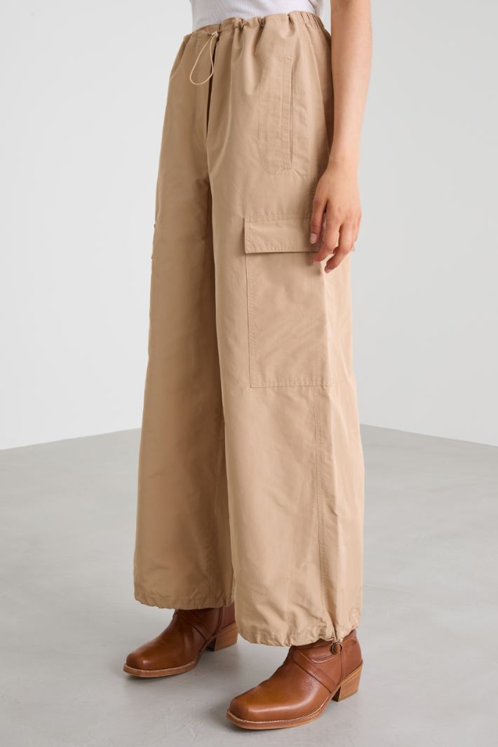 Pantaloni cargo con coulisse