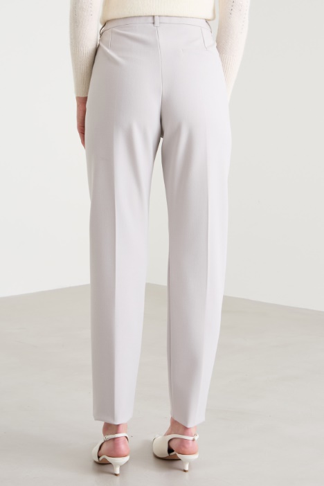 Pantaloni semi aderenti