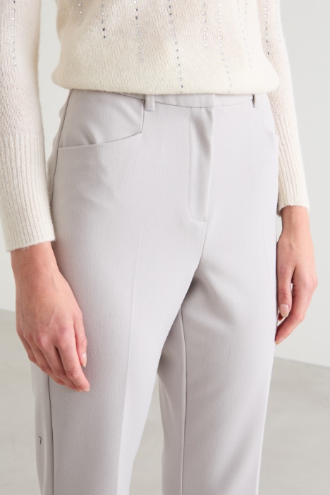 Pantaloni semi aderenti