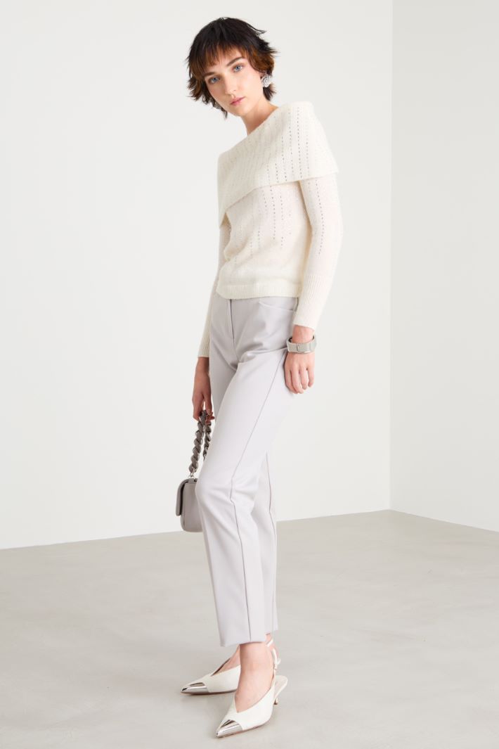 Pantaloni semi aderenti