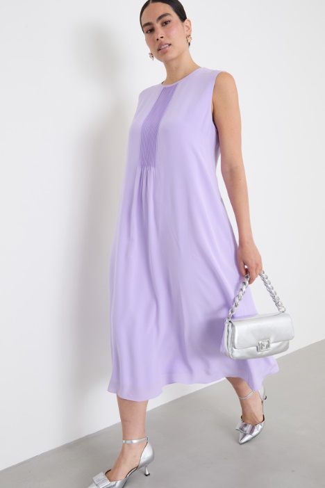 Vestido de crepé acampanado