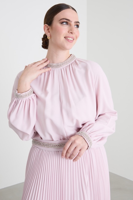 Abito in crêpe con ricami