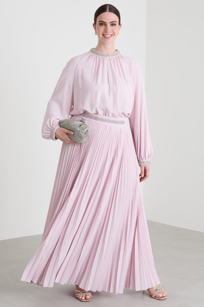 Crepe dress with embroidery Intrend