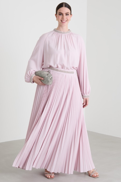 Crepe dress with embroidery Intrend