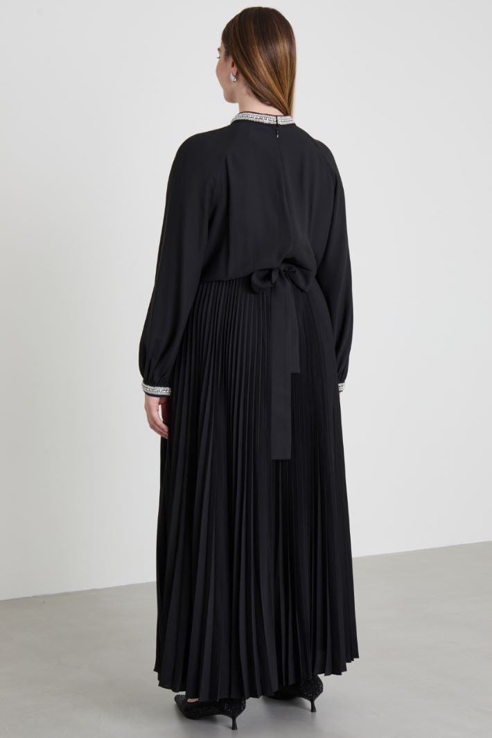 Crepe dress with embroidery Intrend - 3
