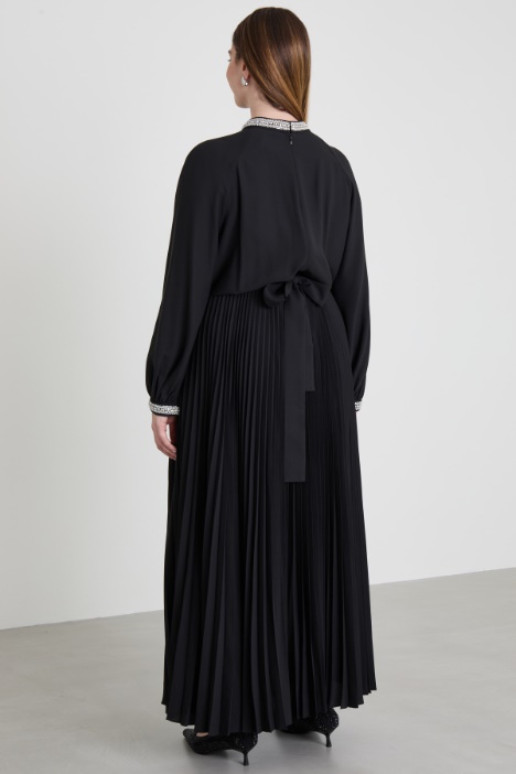 Vestido de crepé con bordados