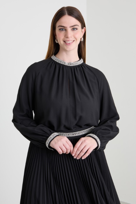 Vestido de crepé con bordados