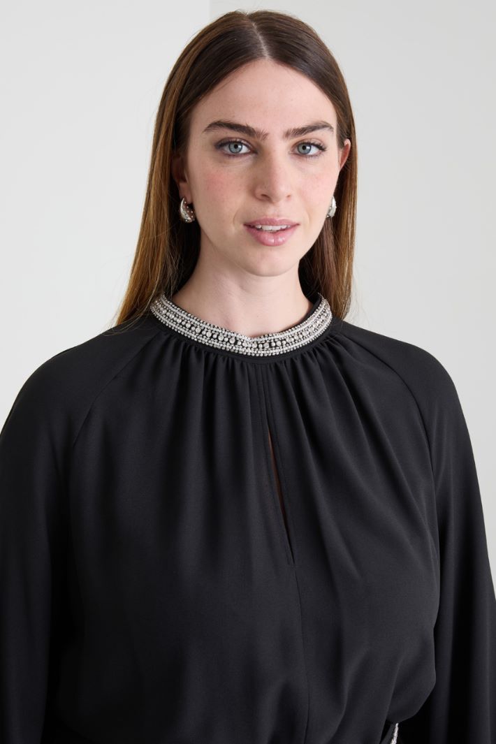 Crepe dress with embroidery Intrend - 4