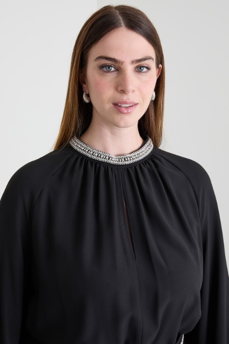 Vestido de crepé con bordados