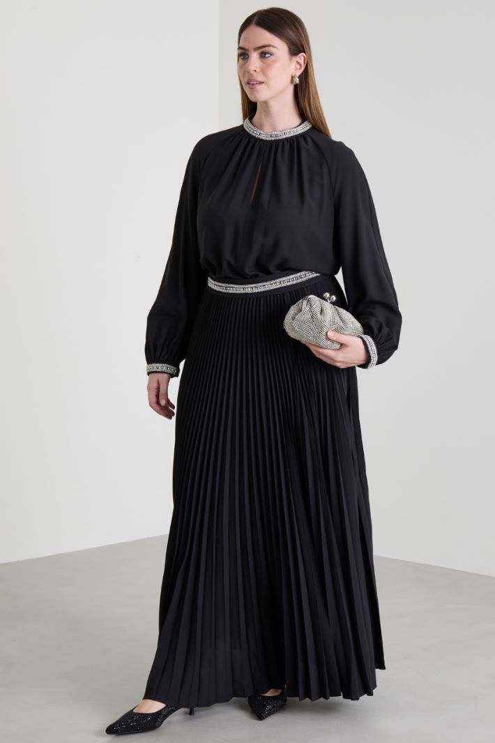 Crepe dress with embroidery Intrend
