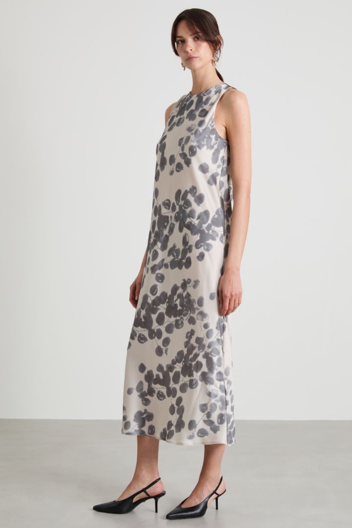 Figure-skimming dress Intrend - 2