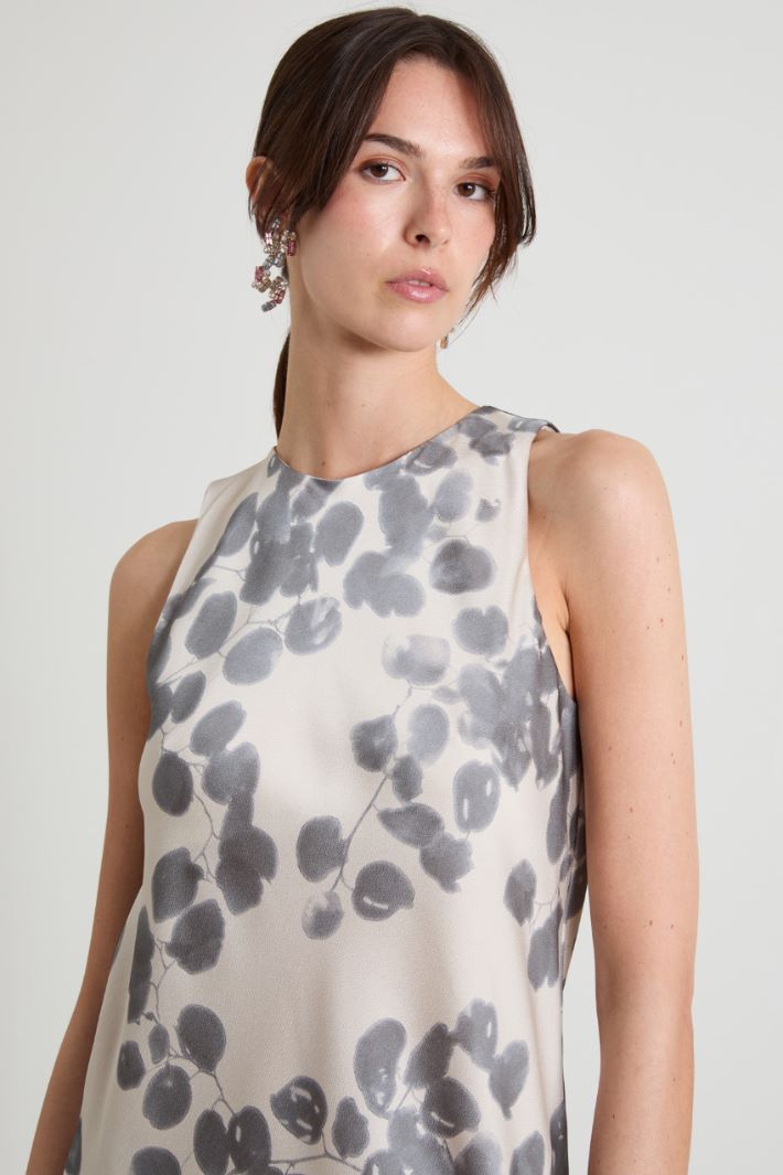 Figure-skimming dress Intrend - 4