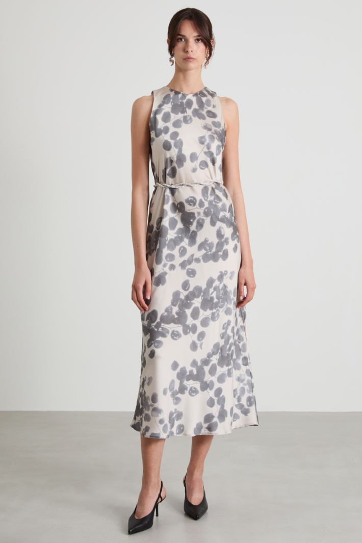 Figure-skimming dress Intrend
