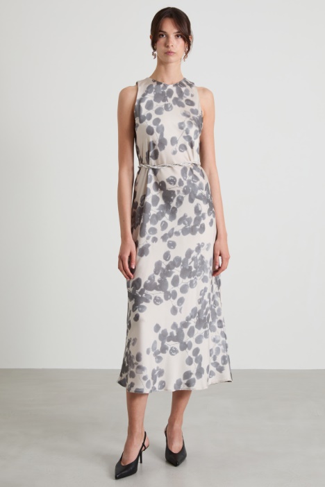Figure-skimming dress Intrend