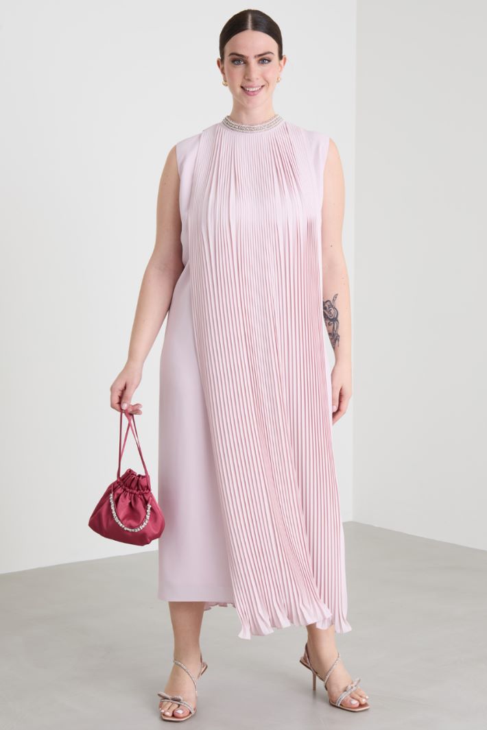 Vestido de crepé plisado Intrend