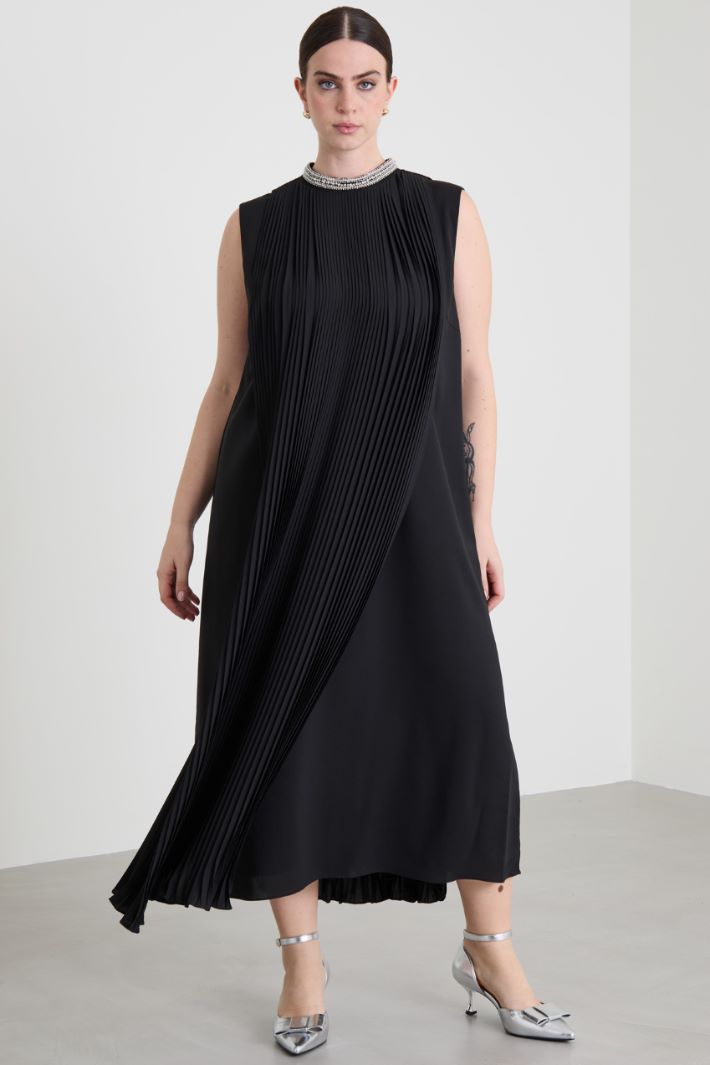 Vestido de crepé plisado Intrend - 2