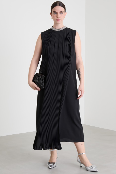 Vestido de crepé plisado Intrend