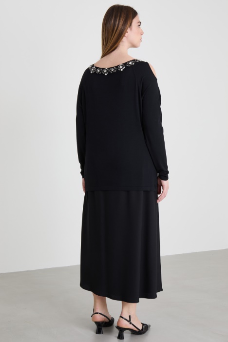 Suéter con piedras bordadas