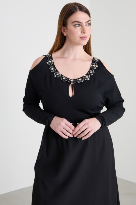 Suéter con piedras bordadas