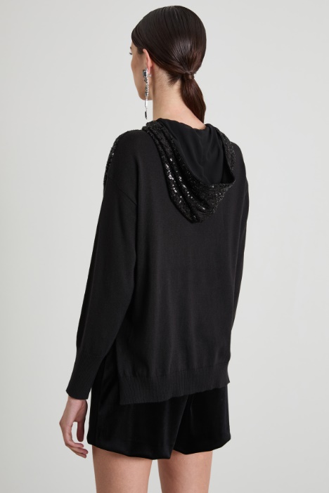 Suéter con capucha y lentejuelas