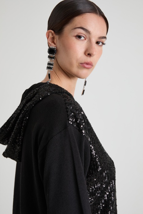 Suéter con capucha y lentejuelas