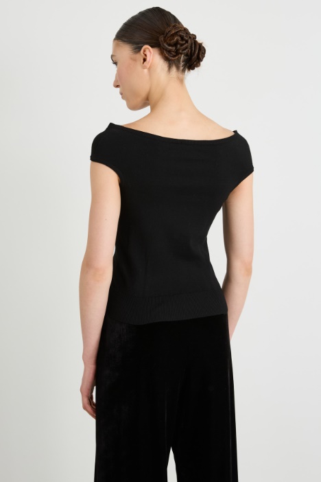 Top de punto con hombros descubiertos