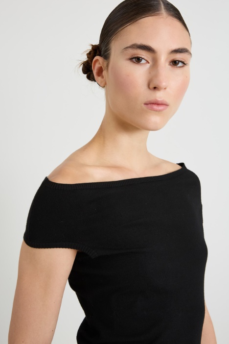 Top de punto con hombros descubiertos