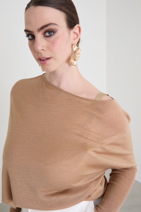 Maglia asimmetrica in lana