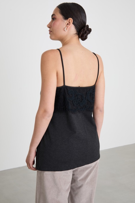 Top in jersey con pizzo