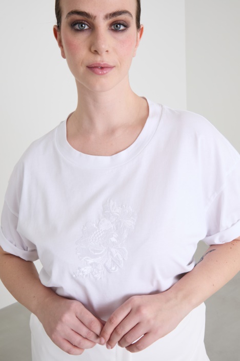 T-shirt in jersey con ricamo