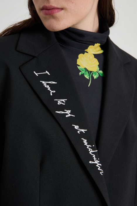 Blazer con solapas bordadas