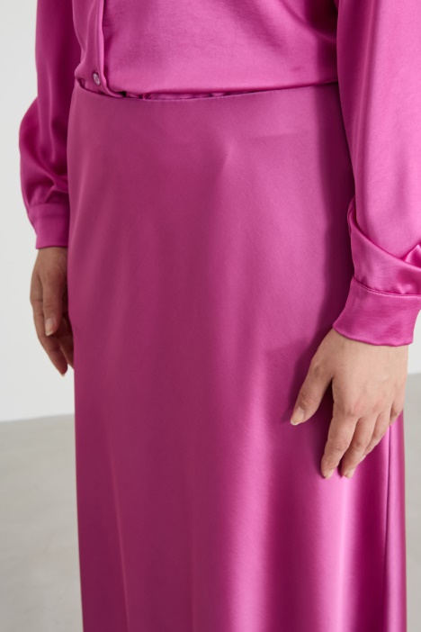 Falda de satén acampanada