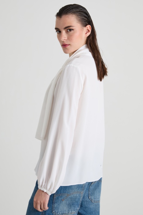 Blusa in crèpe con foulard
