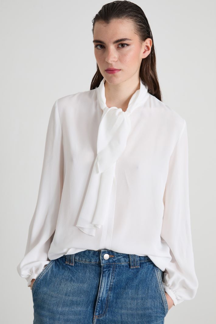 Crepe blouse with scarf Intrend
