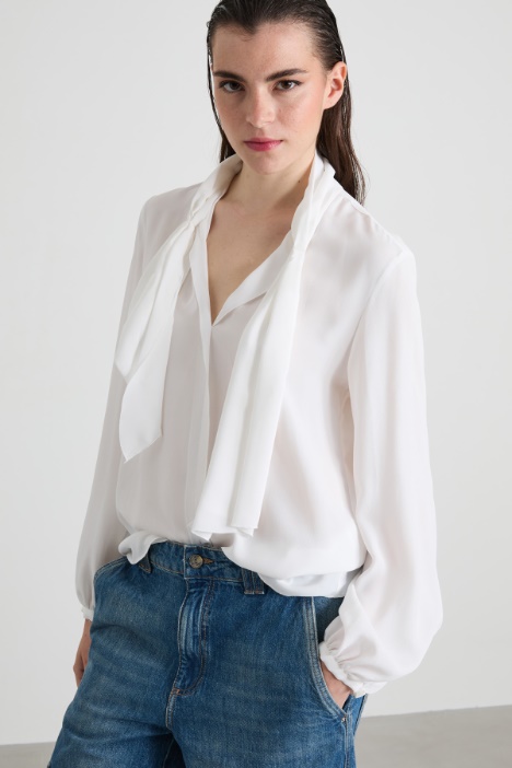 Blusa in crèpe con foulard