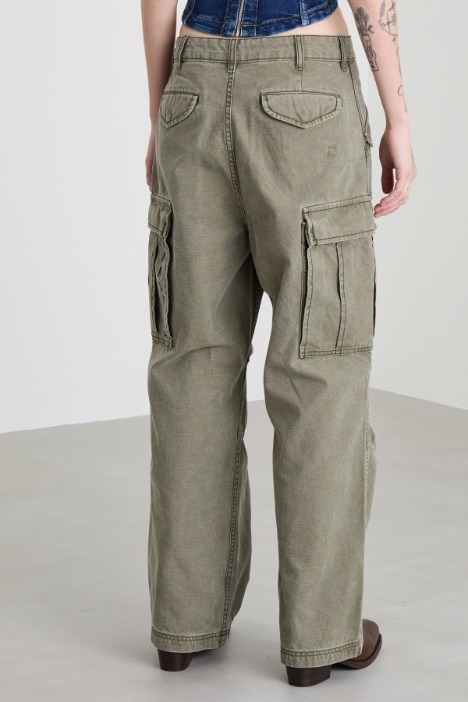 Pantaloni cargo in gabardina