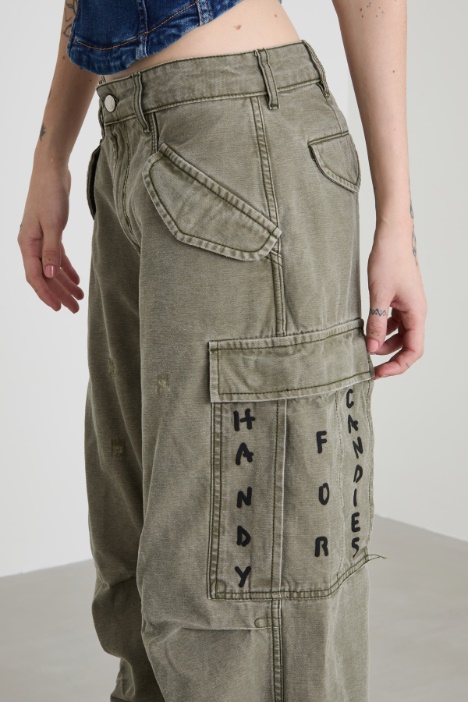 Pantaloni cargo in gabardina