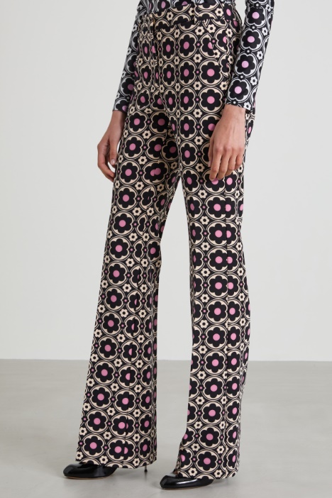 Pantaloni flare