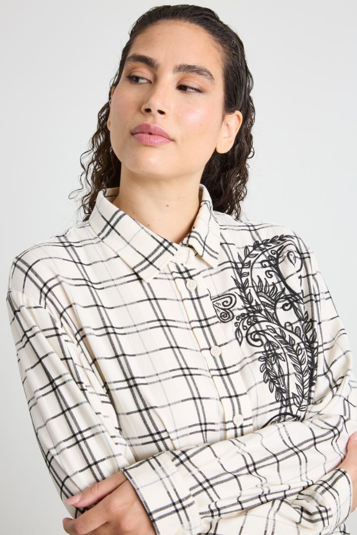 Shirt with embroidery Intrend - 4