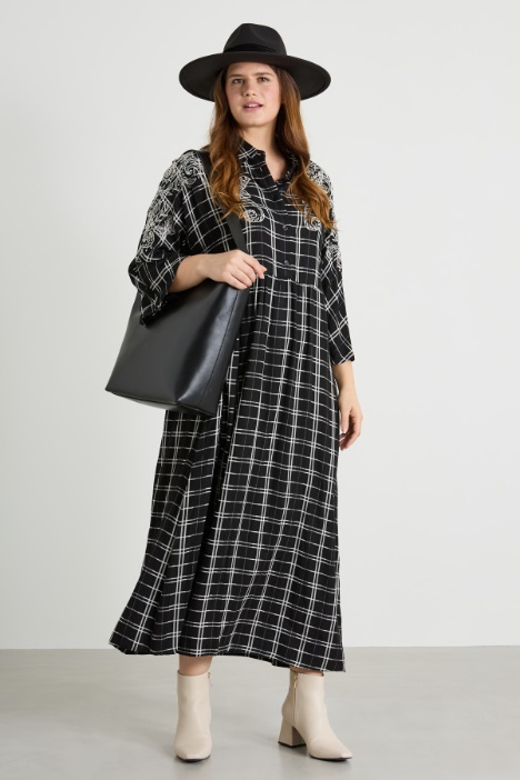 Long dress with embroidery Intrend