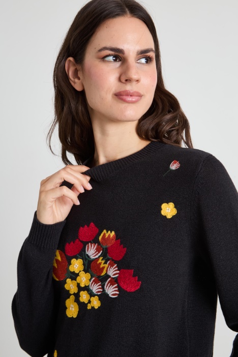 Maglia con ricami floreali