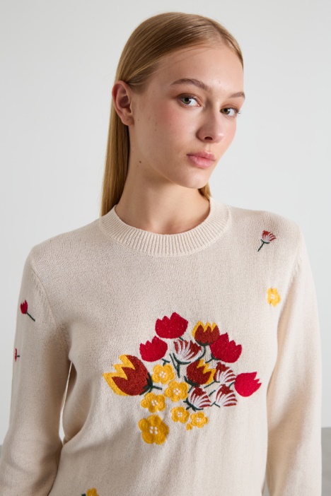 Maglia con ricami floreali