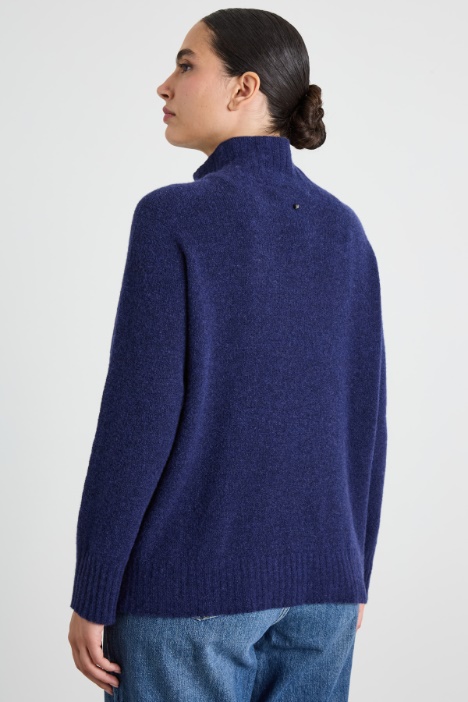 Maglia con collo a cratere