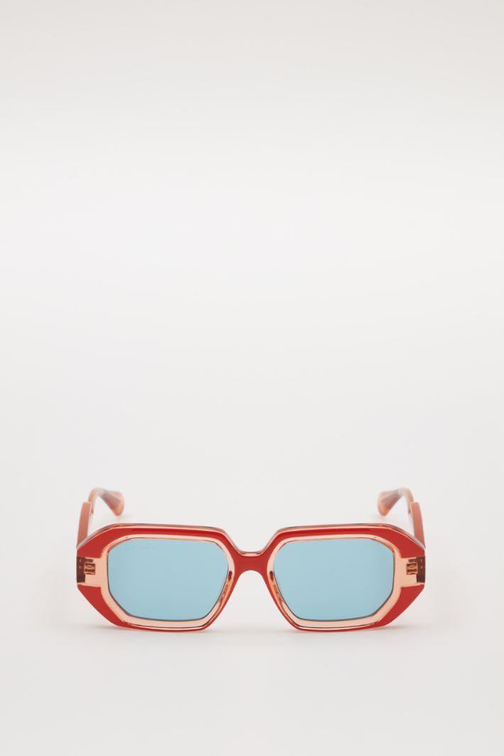 Geometric glasses with bas reliefs Intrend